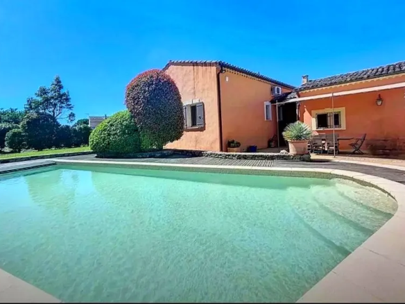 Spacious Villa With Pool And Top-tier Amenities In Cavaillon (84300)