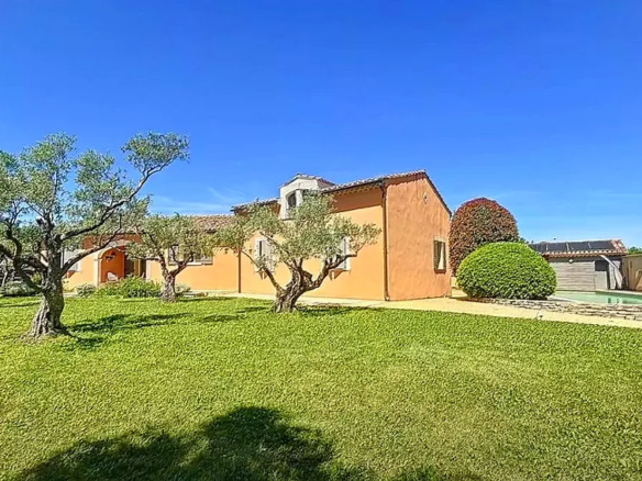 Spacious Villa With Pool And Top-tier Amenities In Cavaillon (84300)