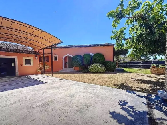 Spacious Villa With Pool And Top-tier Amenities In Cavaillon (84300)