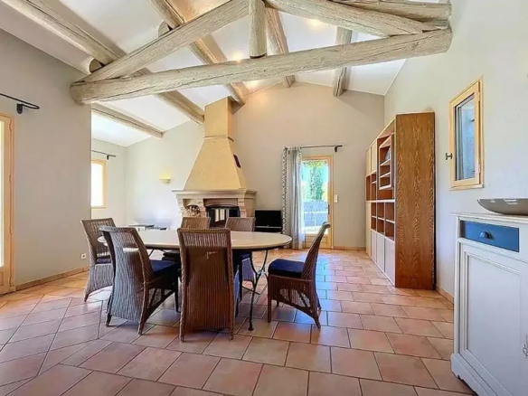 Spacious Villa With Pool And Top-tier Amenities In Cavaillon (84300)