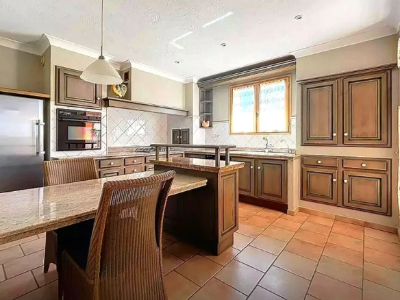 Spacious Villa With Pool And Top-tier Amenities In Cavaillon (84300)