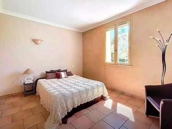 Spacious Villa With Pool And Top-tier Amenities In Cavaillon (84300)