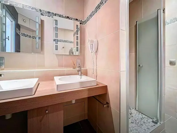 Spacious Villa With Pool And Top-tier Amenities In Cavaillon (84300)