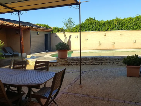 Spacious Villa With Pool And Top-tier Amenities In Cavaillon (84300)