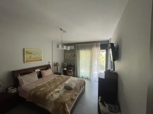 Complex 430 M² In Kavala