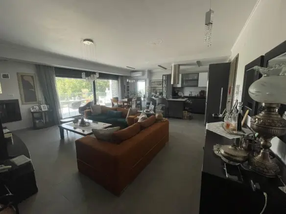 Complex 430 M² In Kavala