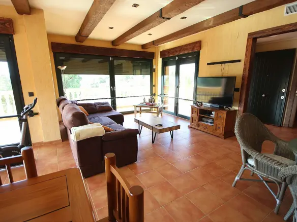 4-bedroom Detached Villa In Petrer, Spain (550 M²)