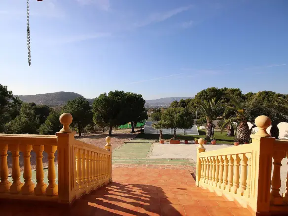 4-bedroom Detached Villa In Petrer, Spain (550 M²)
