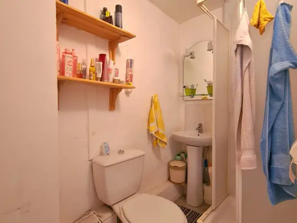 4-bedroom House In Autignac, France (70 M²)