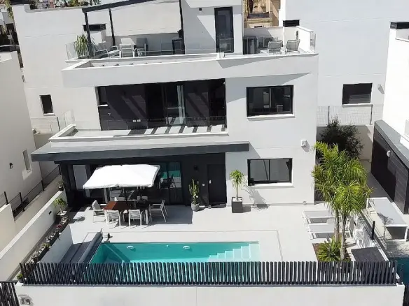 3-bedroom Detached Villa In Algorfa, Spain (197 M²)