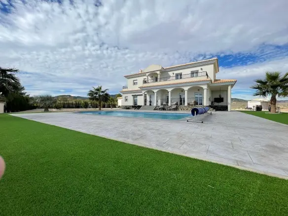 4-bedroom Detached Villa In Pinoso, Spain (270 M²)