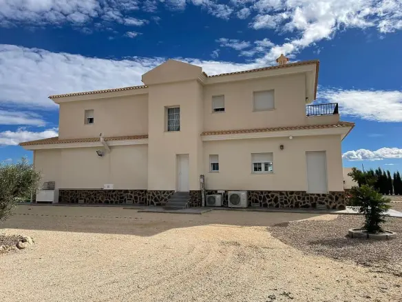 4-bedroom Detached Villa In Pinoso, Spain (270 M²)