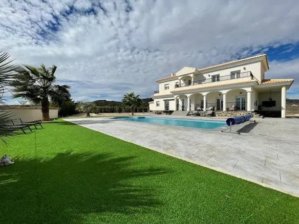 4-bedroom Detached Villa In Pinoso, Spain (270 M²)