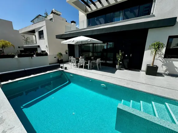 3-bedroom Detached Villa In Algorfa, Spain (197 M²)