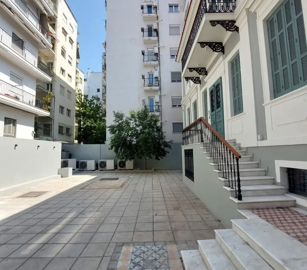 Building 680 M² In Thessaloniki