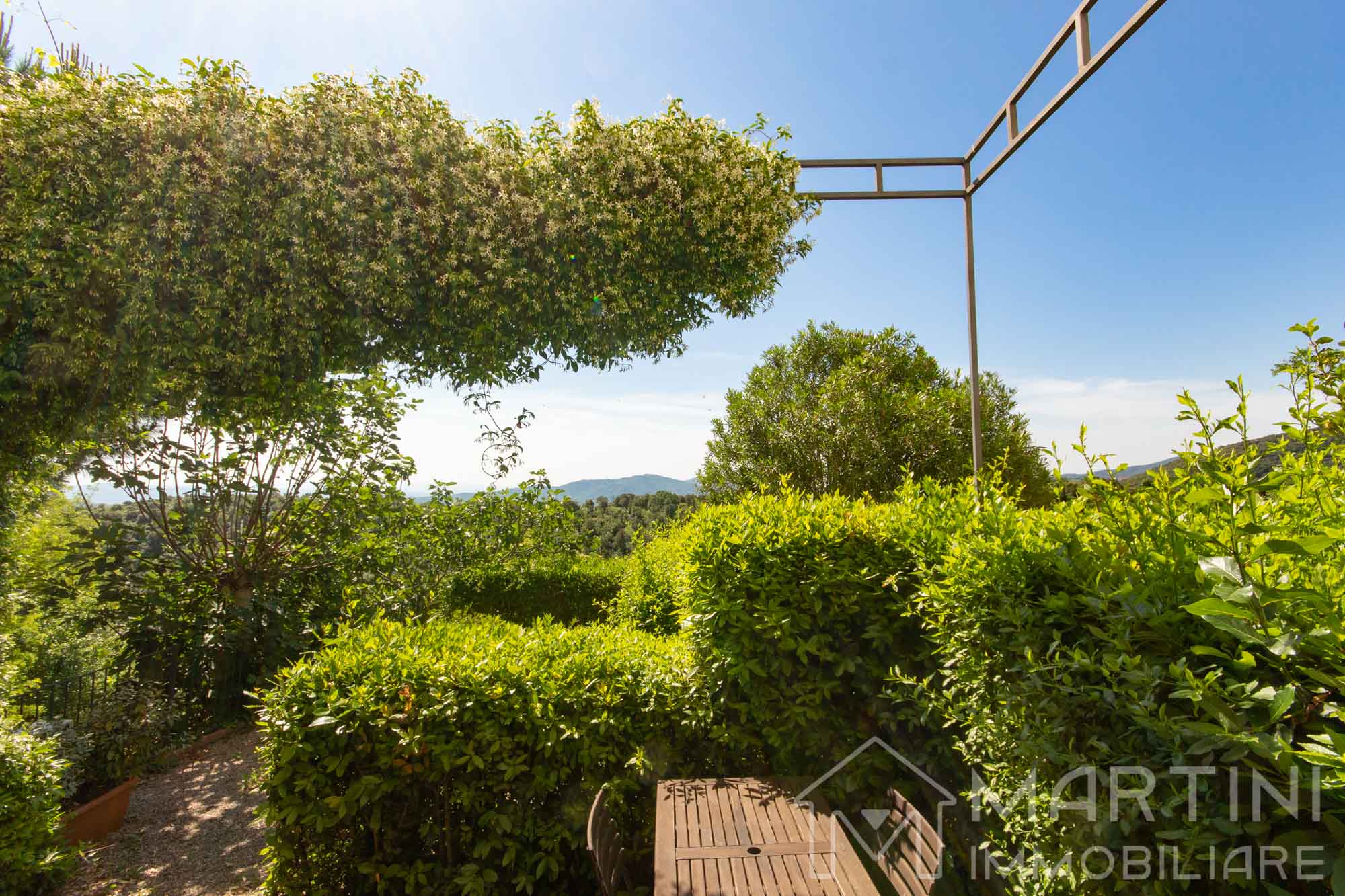 Appartamento con Giardino Privato Posto Auto Vista Panoramica in Toscana in Vendita (14)