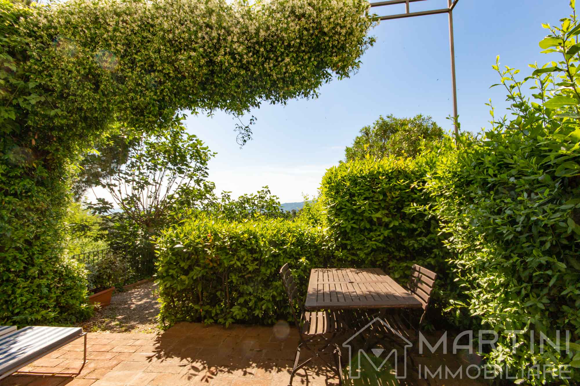 Appartamento con Giardino Privato Posto Auto Vista Panoramica in Toscana in Vendita (17)