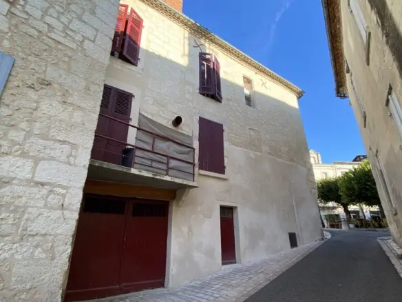 Aubeterre Sur Dronne – 2 Bedroom Apartment With Ground Floor Commercial Space.