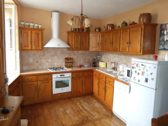 Aubeterre Sur Dronne – 2 Bedroom Apartment With Ground Floor Commercial Space.