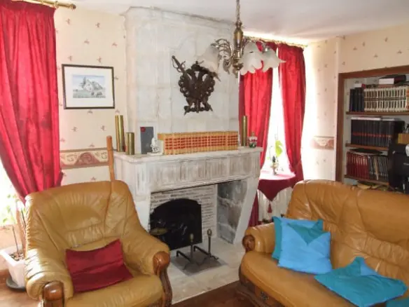 Aubeterre Sur Dronne – 2 Bedroom Apartment With Ground Floor Commercial Space.