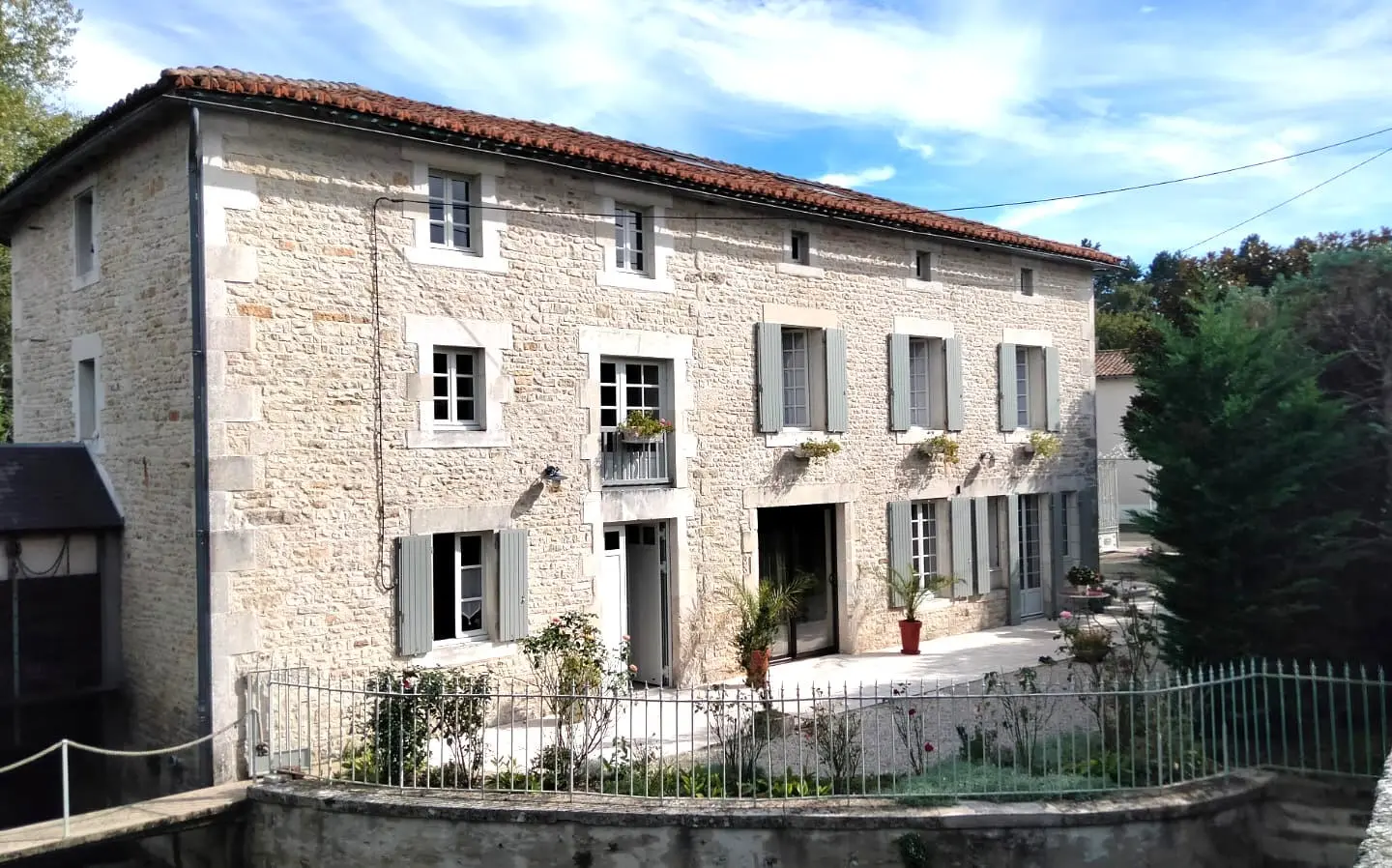 Stunning Historic Old Stone Mill, In The Heart Of A Village, Outbuildings, River Views – Lizant (vienne)