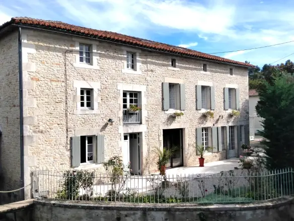 Stunning Historic Old Stone Mill, In The Heart Of A Village, Outbuildings, River Views – Lizant (vienne)