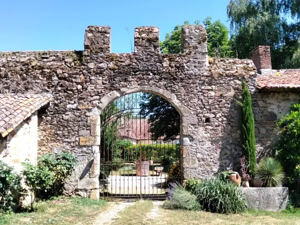 Historic Estate 15th Century, Revenue Potential, Guest Cottages, Outbuildings, 2.8 Ha
