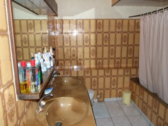 Aubeterre Sur Dronne – 2 Bedroom Apartment With Ground Floor Commercial Space.
