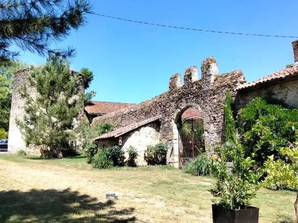 Historic Estate 15th Century, Revenue Potential, Guest Cottages, Outbuildings, 2.8 Ha