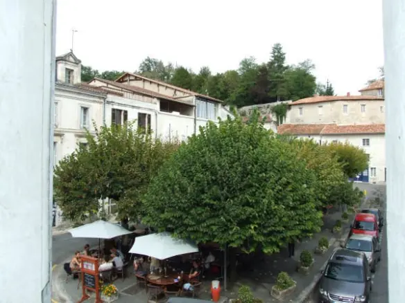 Aubeterre Sur Dronne – 2 Bedroom Apartment With Ground Floor Commercial Space.