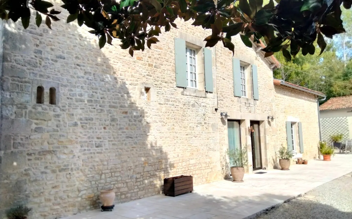 Stunning Historic Old Stone Mill, In The Heart Of A Village, Outbuildings, River Views – Lizant (vienne)