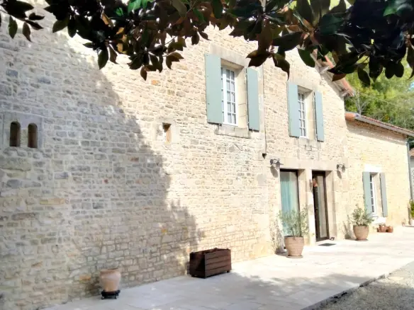 Stunning Historic Old Stone Mill, In The Heart Of A Village, Outbuildings, River Views – Lizant (vienne)