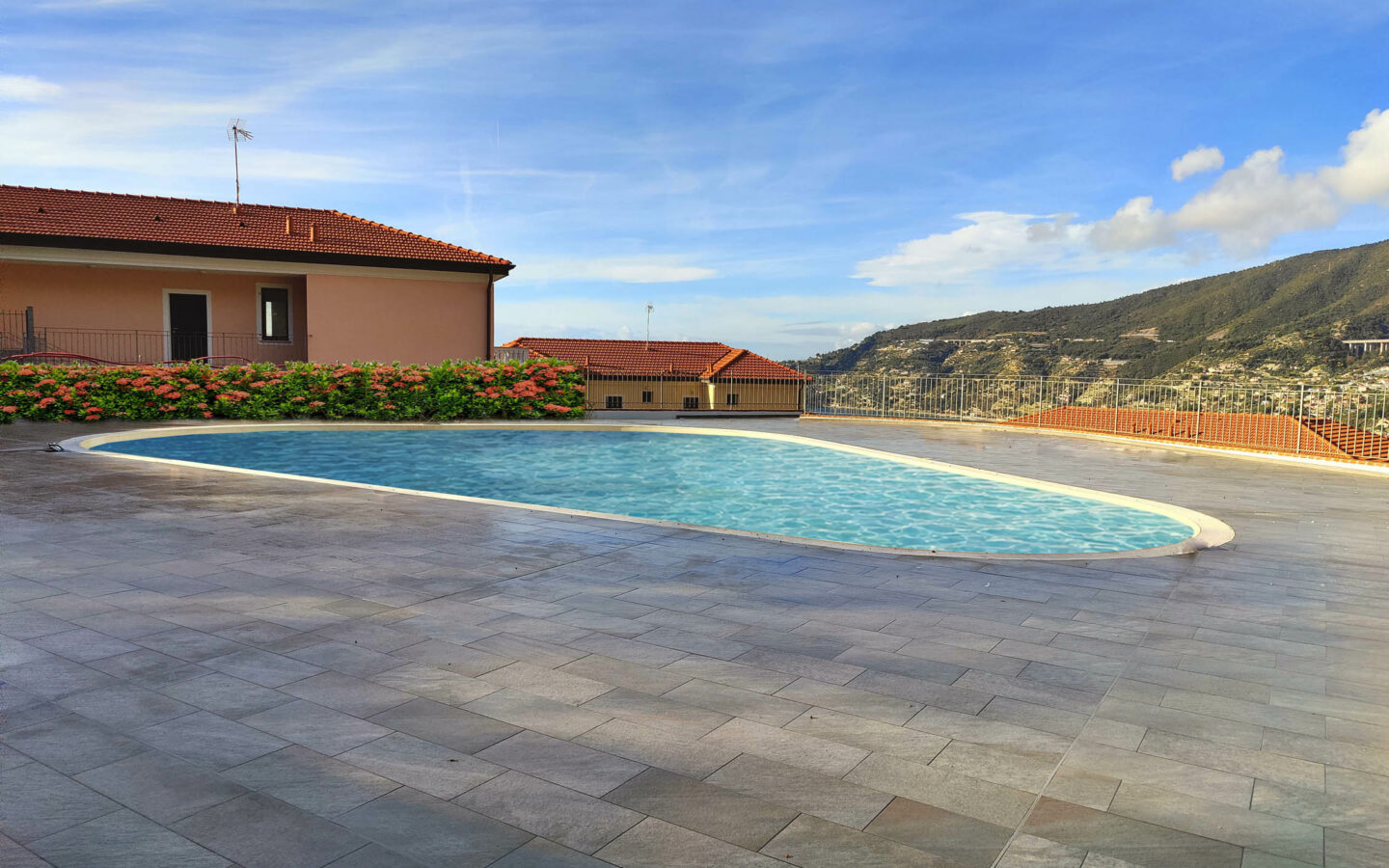 B66 Bilocale Nuovo Con Giardino Privato, Vista Mare E Piscina Condominiale. Compreso Box Auto