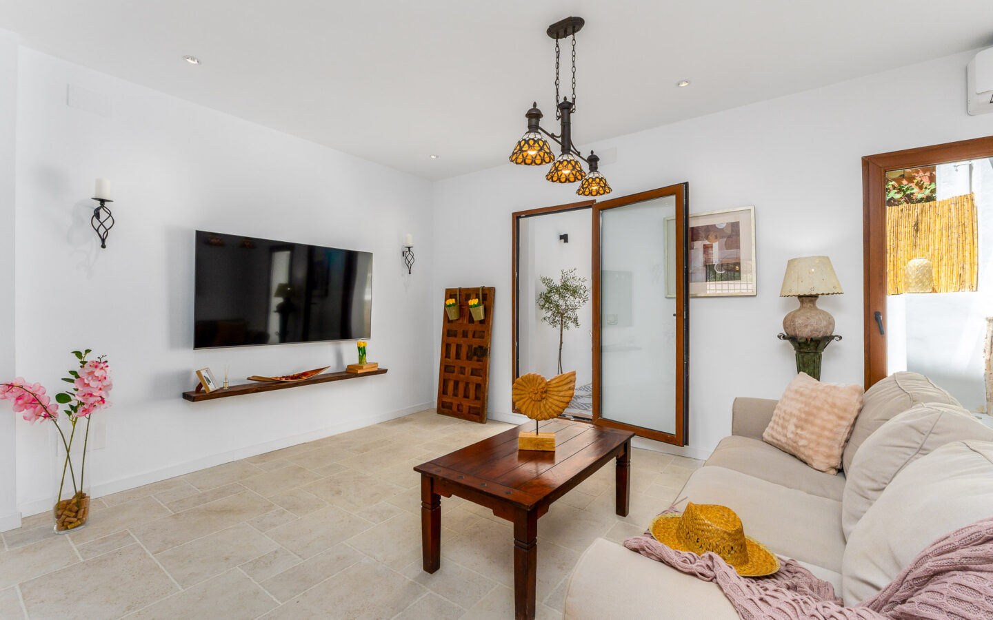 Stylishly Renovated Home With Patio In The Heart Of Casco Antiguo, Altea