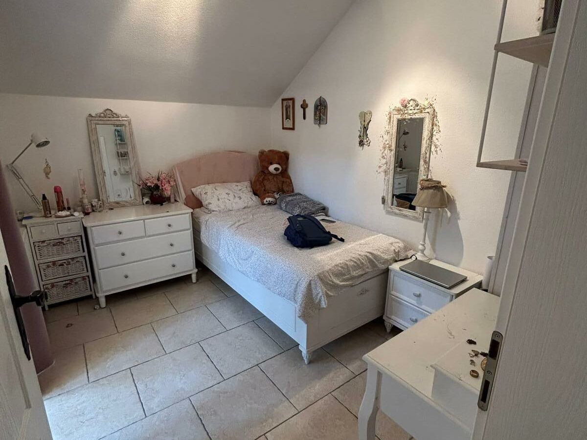 Great Single-family Home With Large Double Garage, Storage Room, And Outbuildings.**title:** 3 Beds Single-family Home With Double Garage, Germany