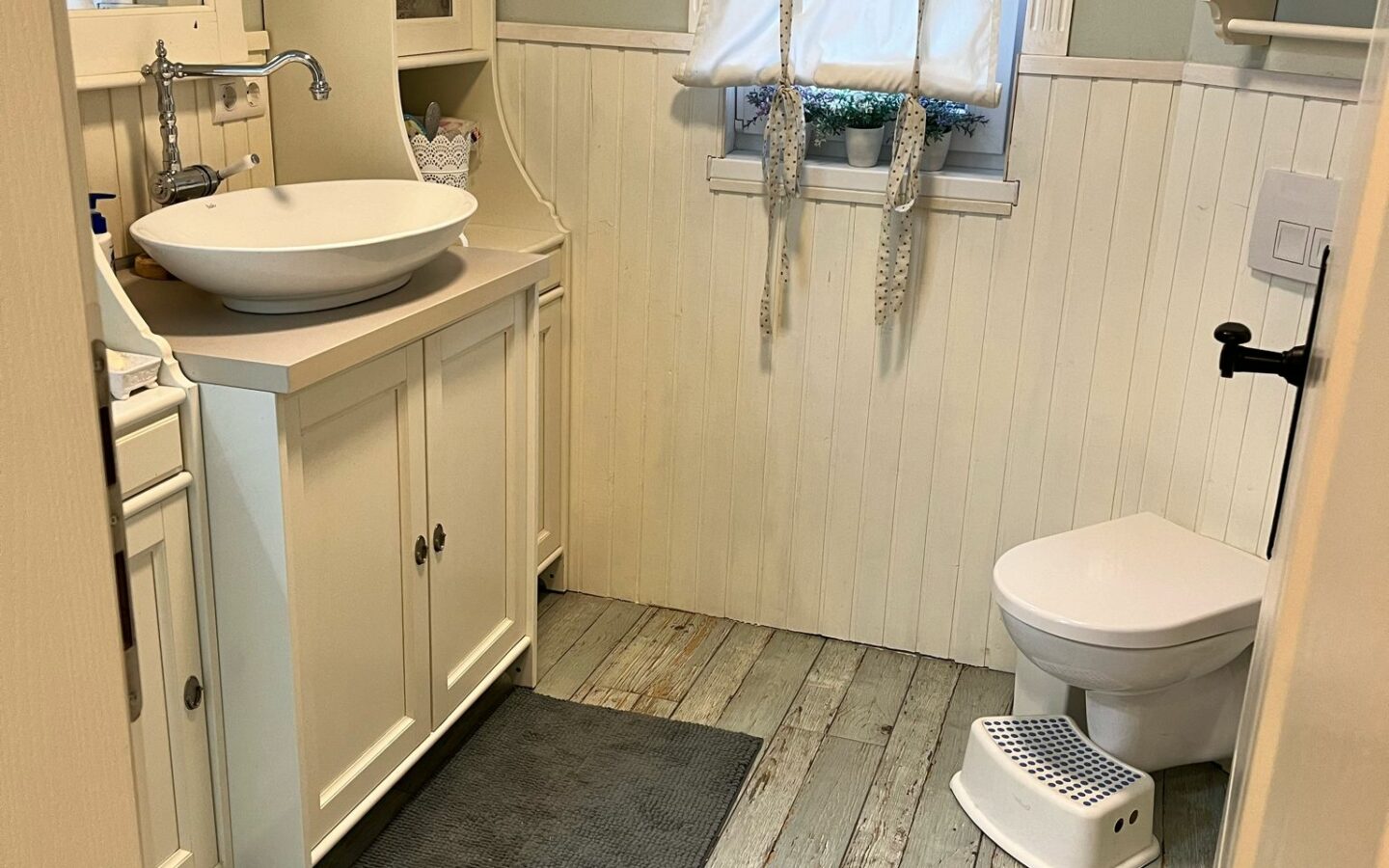 Great Single-family Home With Large Double Garage, Storage Room, And Outbuildings.**title:** 3 Beds Single-family Home With Double Garage, Germany