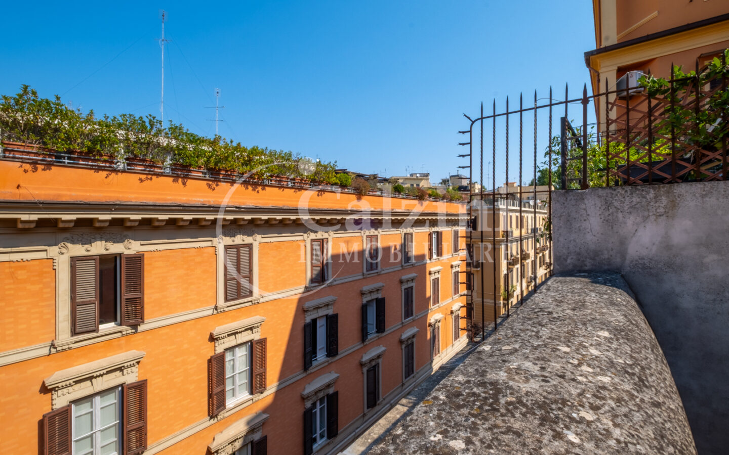 Penthouse With Terrace & Fireplace – Period Building