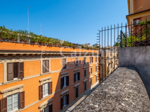 Penthouse With Terrace & Fireplace – Period Building