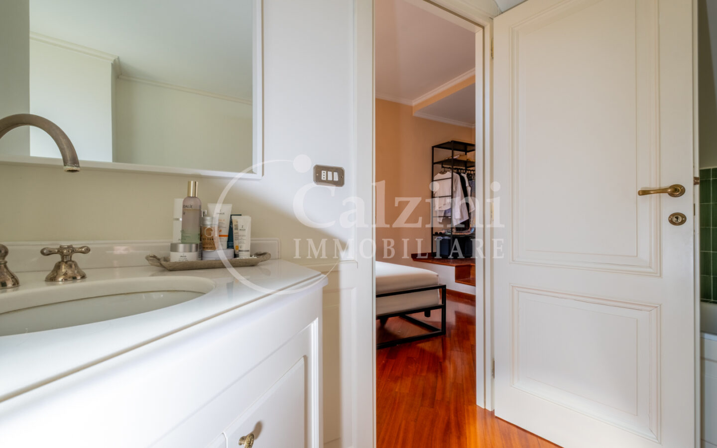 Penthouse With Terrace & Fireplace – Period Building