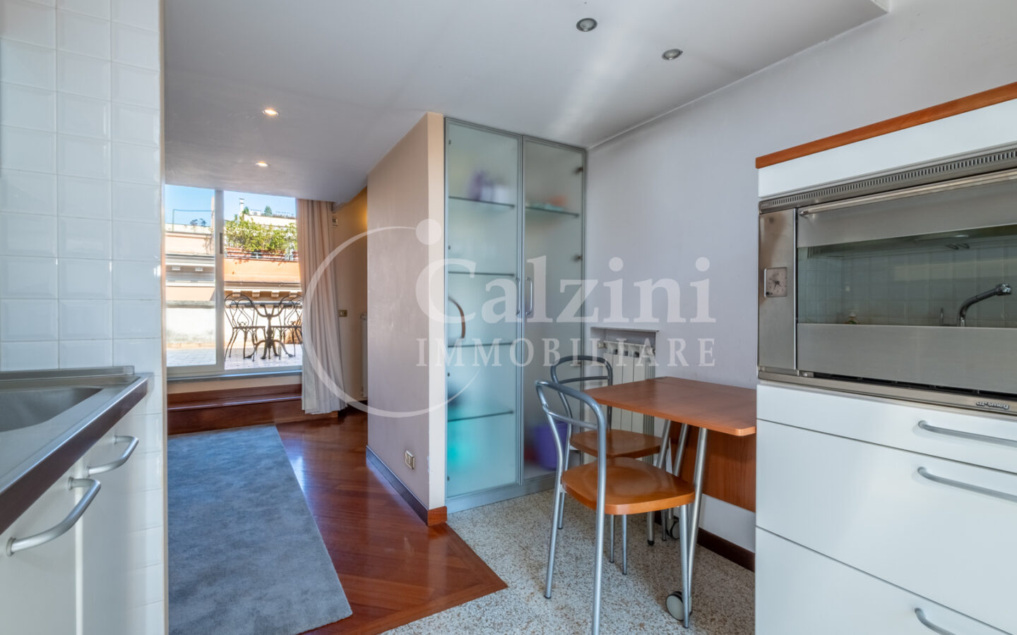 Penthouse With Terrace & Fireplace – Period Building