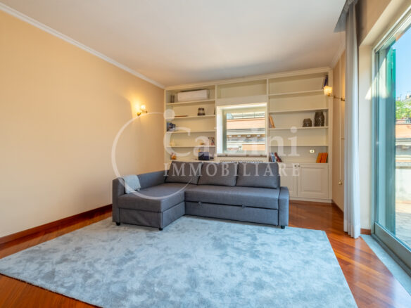 Penthouse With Terrace & Fireplace – Period Building