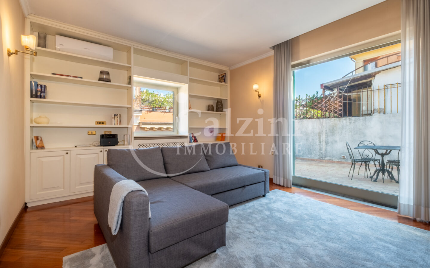 Penthouse With Terrace & Fireplace – Period Building