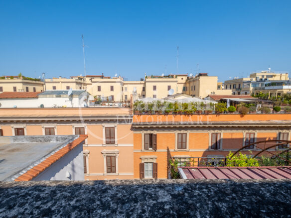 Penthouse With Terrace & Fireplace – Period Building
