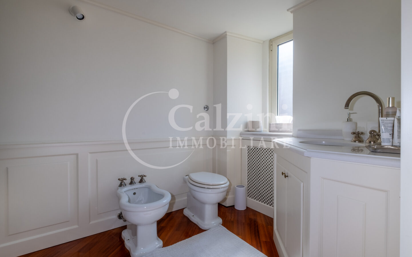 Penthouse With Terrace & Fireplace – Period Building
