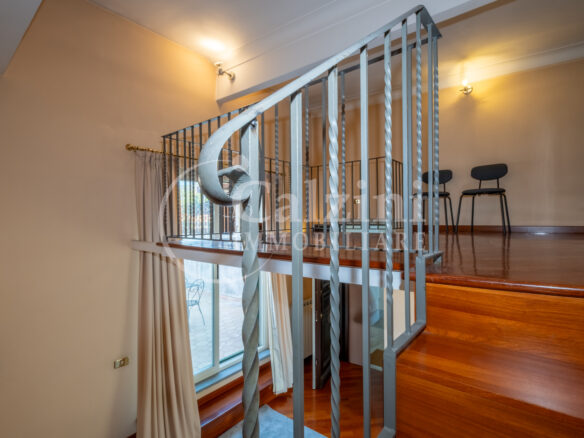 Penthouse With Terrace & Fireplace – Period Building