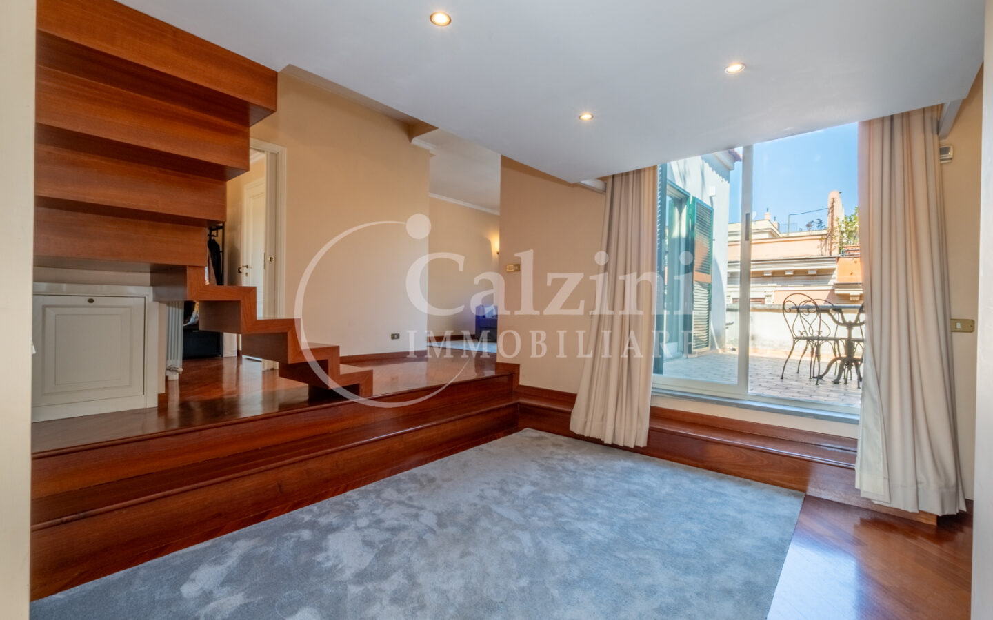 Penthouse With Terrace & Fireplace – Period Building
