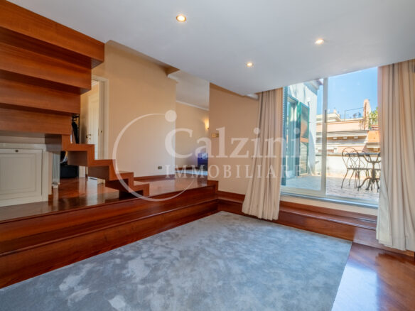 Penthouse With Terrace & Fireplace – Period Building