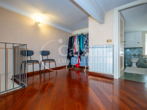 Penthouse With Terrace & Fireplace – Period Building