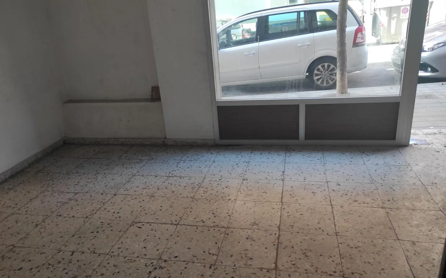 Commercial Unit 140 M² In Alicante, Spain