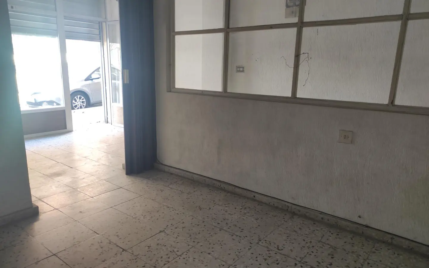 Commercial Unit 140 M² In Alicante, Spain